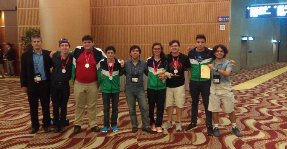 Pajaropolitico's tweet photo. Estos 6 jóvenes mexicanos se rifaron y conquistaron cuatro platas y una mención honorífica https://t.co/eMZ3RRJYs3 https://t.co/0Sg2xjBojQ