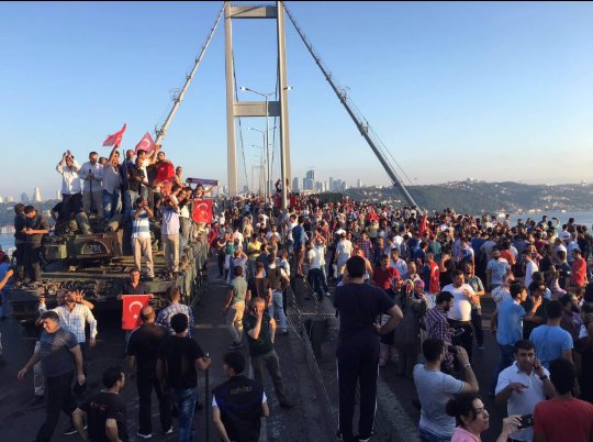 gulumservatan's tweet photo. Tarih 15 Temmuz 2016
Darbeye darbe yapan Türk milletti hiç bir zaman asla yıkılmaz #DarbeyeHayır #VatanKandırCandır https://t.co/FfqC8dE3Fu