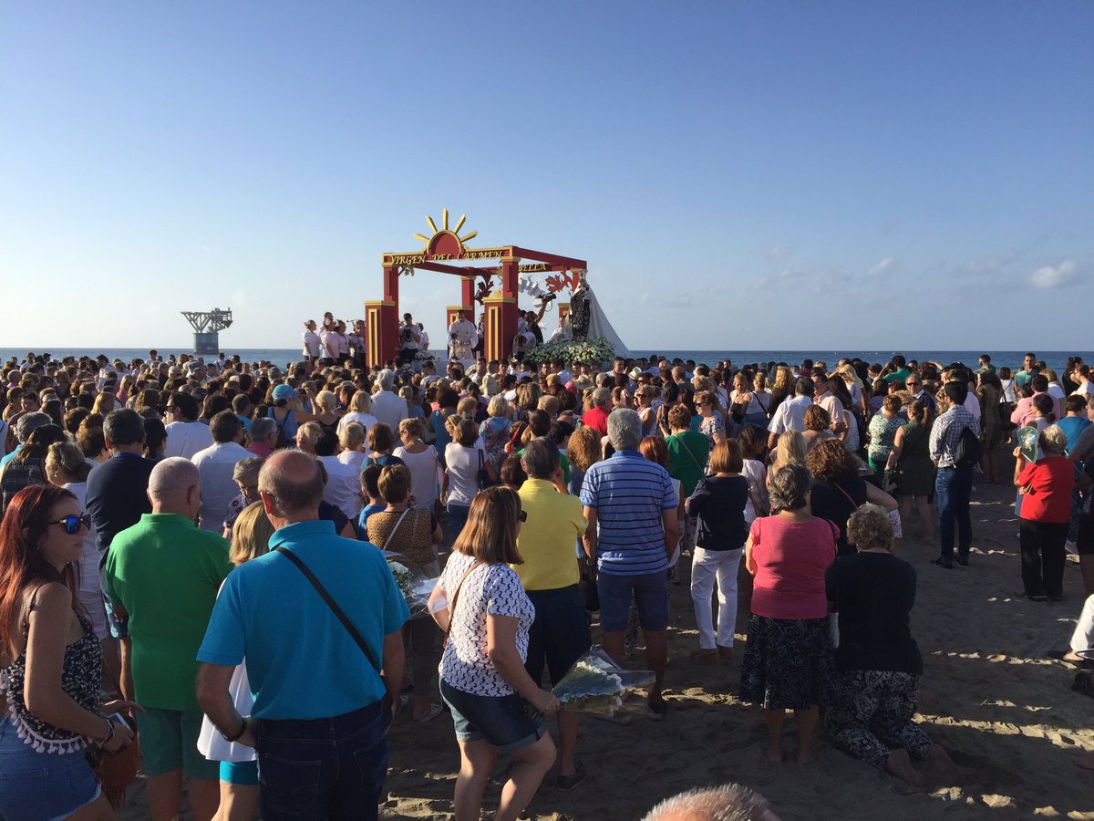 Multitudinaria misa marinera en la playa del Cable de #Marbella en honor a la Virgen del Carmen <a href="/CarmenHdad/">Hdad Carmen Marbella</a>