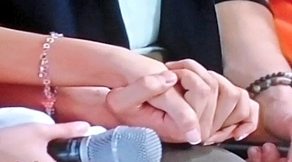 elsie_ramos22's tweet photo. Kapit kamay... Kya kapit din tyo @sheeshaii021 @Chasney21 @ijmc06 @ivyomisol @mavicjai #ALDUB1stAnniversary https://t.co/Bri1C6FNq3