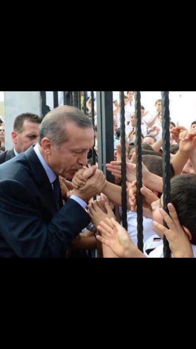 moteer_305's tweet photo. قبل اياديهم في وقت رخائه ففدوهه بدمهم وارواحهم
ليله عظيمه للشعب التركي 
صوره للتاريخ #فشل_انقلاب_تركيا https://t.co/DlziT9296A