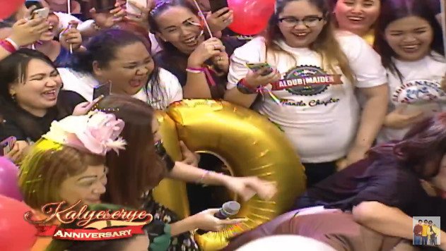 maiden16_Canada's tweet photo. GRABE SI MA'AM ALLAN PAG KINILIG nadamay si Alden @allanklownz #ALDUB1stAnniversary https://t.co/9XbYbhb3rZ