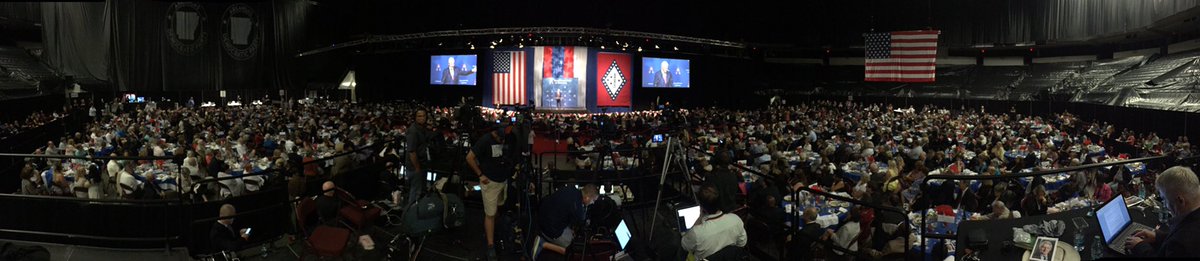 4029Yuna's tweet photo. Pano of #lastjj President Bill Clinton headlines dinner #4029News @billclinton #jj2016 https://t.co/VTa9OTFzRT