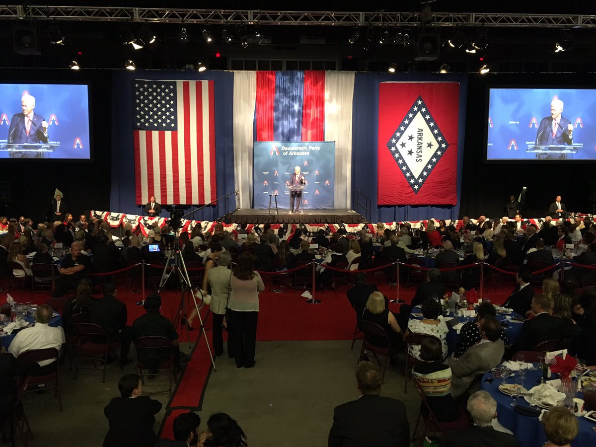 Sarafina_James's tweet photo. President Bill Clinton addresses a crowd of over 2 thousand at the 35th Annual JJ Dinner. #lastJJ https://t.co/8e9gMXZeqt