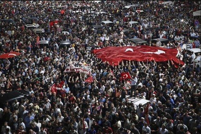 hidcom's tweet photo. Rakyat #Turki memberikan dukungan kepada #Erdogan.
#Kudeta #KudetaTurki https://t.co/iTdC53YGYw