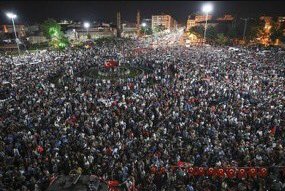 hidcom's tweet photo. Rakyat #Turki memberikan dukungan kepada #Erdogan.
#Kudeta #KudetaTurki https://t.co/iTdC53YGYw