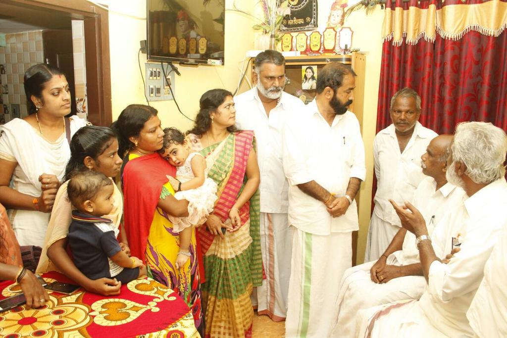 Kummanam's tweet photo. Visited Rajan's family.#IntolerantCPM conspiracy made his daughters go to jail, that too with a 18 month old kid. https://t.co/tF5wNcIwmj