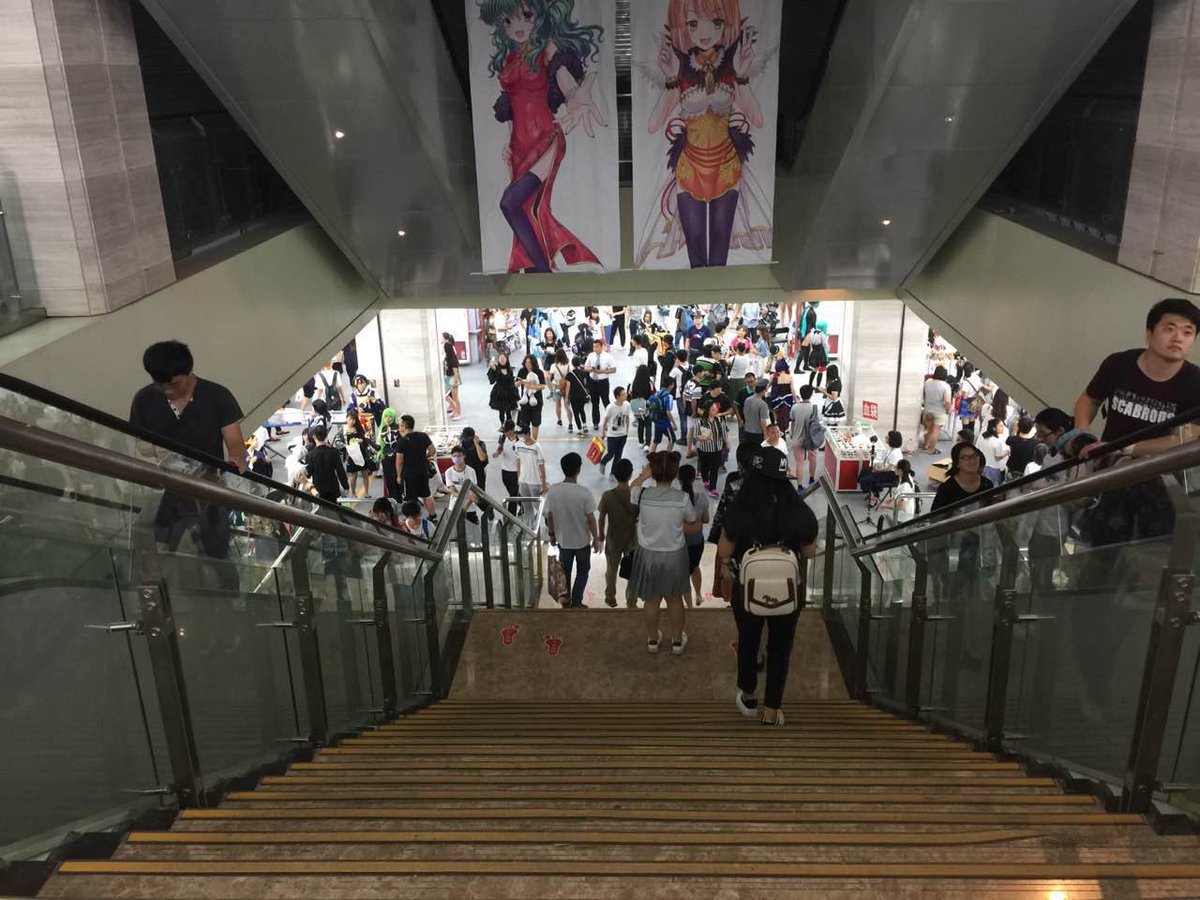 MYC_Channel's tweet photo. 【#MYC14】
中は、地上1階地下1階がイベントスペースになっており、押しつぶされる心配はな……い…ことないですね!!やっぱり人は多い!!油断すると人の波に飲み込まれるゾ!!
……MY…
٩( ◉C◉)و…サブカルダイスキィ…💓 https://t.co/nTpLE345uC