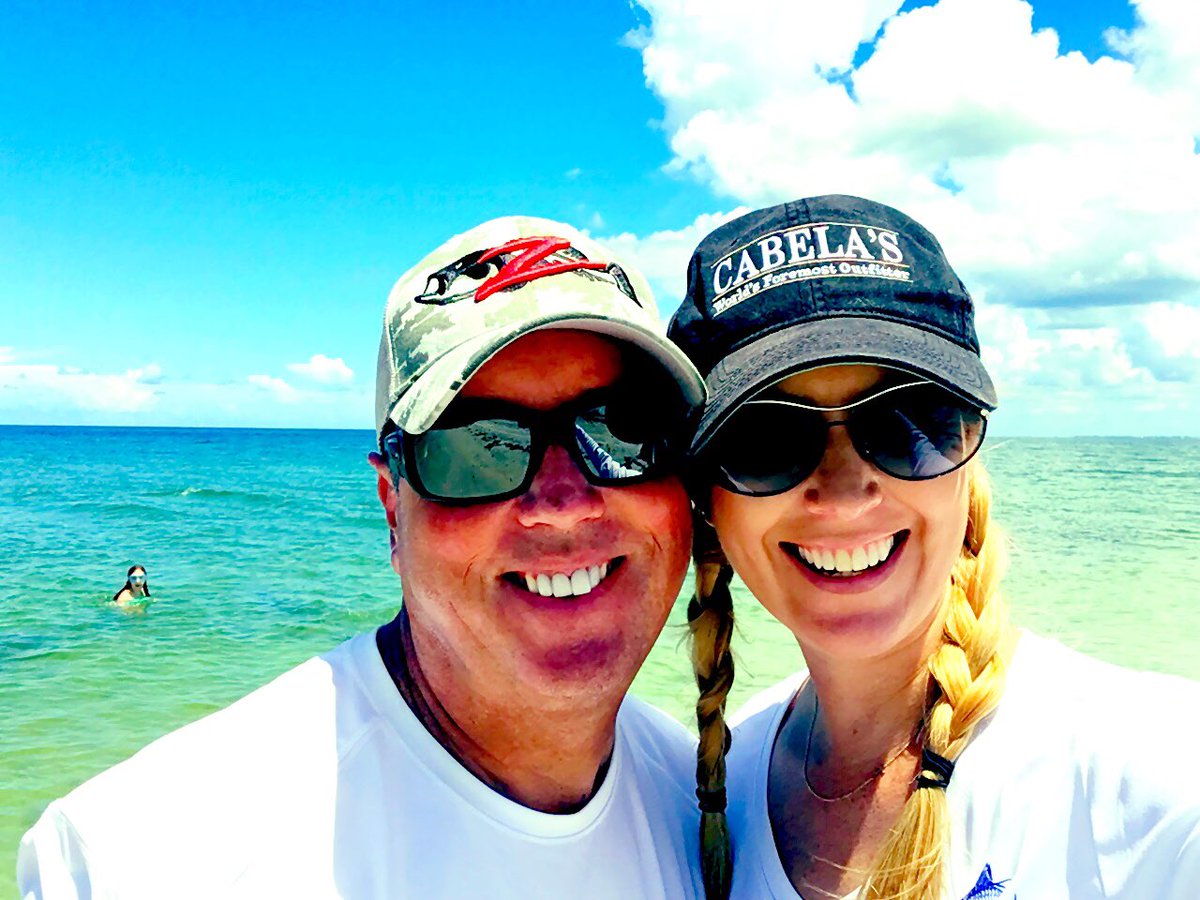 _MistyWalker's tweet photo. Our beach day is finding an island nobody is at, put the power poles down & enjoy! #SeashellHunting #SnookCatchingβοΈ https://t.co/ZdkRgev31w