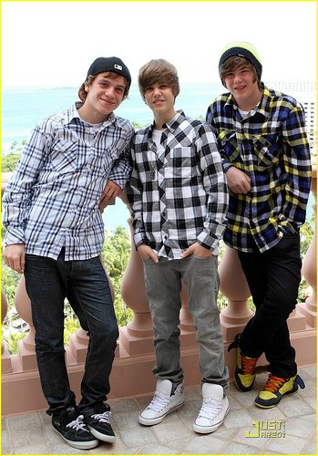 lembrefandom's tweet photo. lembra belieber quando o fandom pirava nesse bonde https://t.co/nn2wprelqh