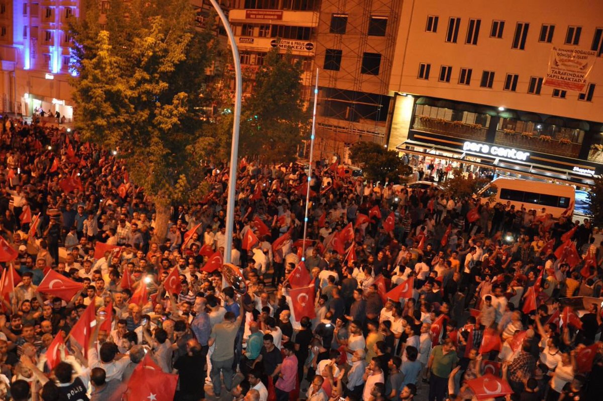SeddarYavuz's tweet photo. Muş'ta Onbinler Demokrasiye ve Devletine Sahip Çıktı. https://t.co/e0mVGDDPNS