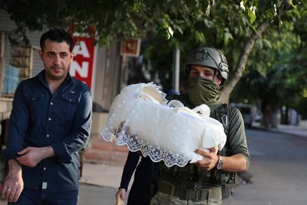Ben Askerimi Böyle Gördüm Böylede Kalacak.
Doğmamış Evladına Vasiyet Yazıp Şehit Bedeniyle Baba Ocağına Gidenlerim