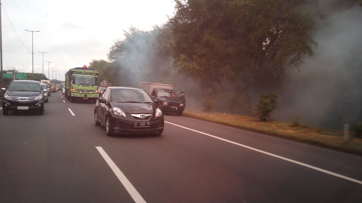 DhycaRock07's tweet photo. @e100ss kejadian di tol sda-sby sebelum rest area gak tau kebakaran apa mobil apa cuma rumput. Tp sudah ada petugas https://t.co/O46aSdhBIq