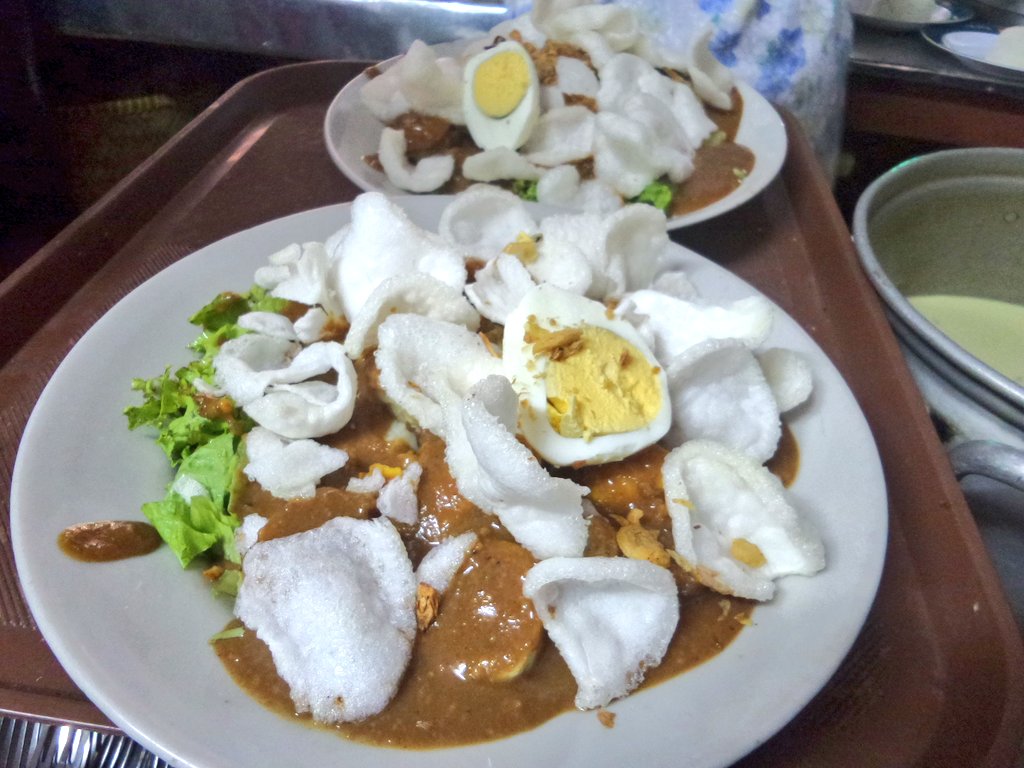 Negeri_Sendiri's tweet photo. Coba makan sehat dulu oom @arieparikesit :) Gado-Gado Tengku Angkasa, Bandung https://t.co/FMMs6Q4UIh