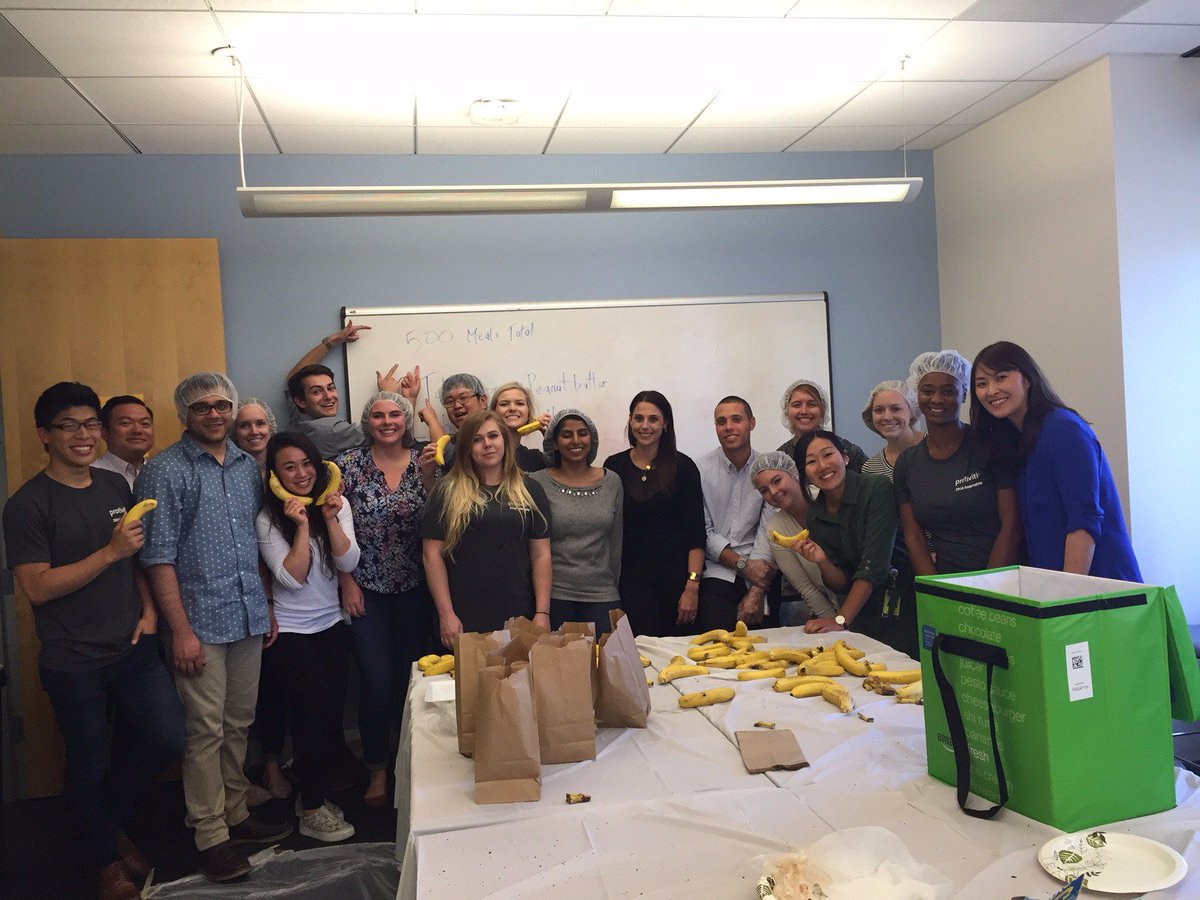 Protiviti's tweet photo. #InternDayofService: 32 @Protiviti interns &amp; emplyes packed 500 bag lunches 4 the homeless &amp; hungry via @GLIDEChurch https://t.co/uHwtRy4dev