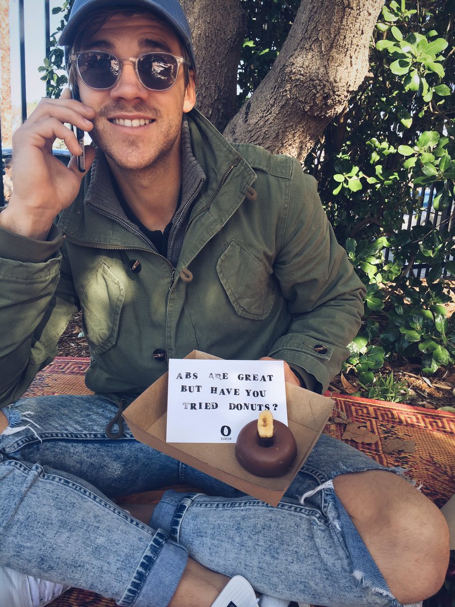 cain_freefit's tweet photo. Donuts over abs any day! #getabite #abs #WeightLossTricks #fitnesstips #NotReally #fitgirlproblem https://t.co/8tEivSByn2