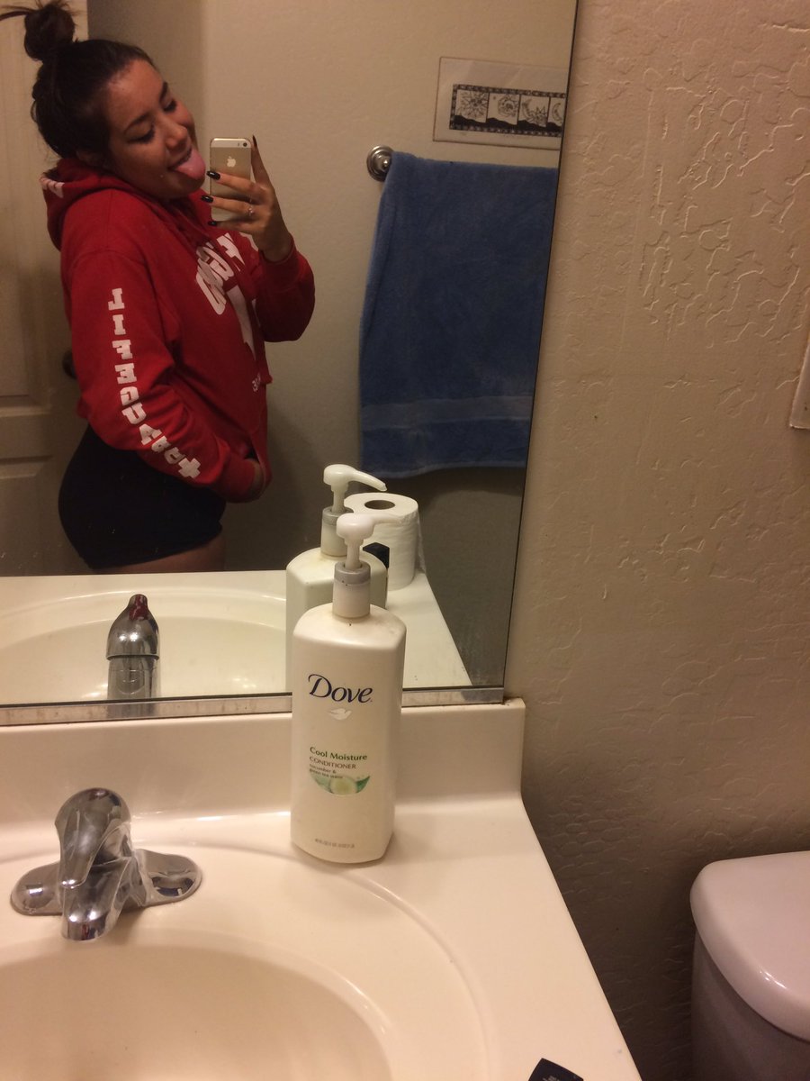omglaylaa's tweet photo. idc about how hot it is, i love sweaters btw its taylors sweater https://t.co/szTaYkFS7s