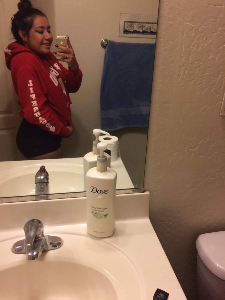 omglaylaa's tweet photo. idc about how hot it is, i love sweaters btw its taylors sweater https://t.co/szTaYkFS7s