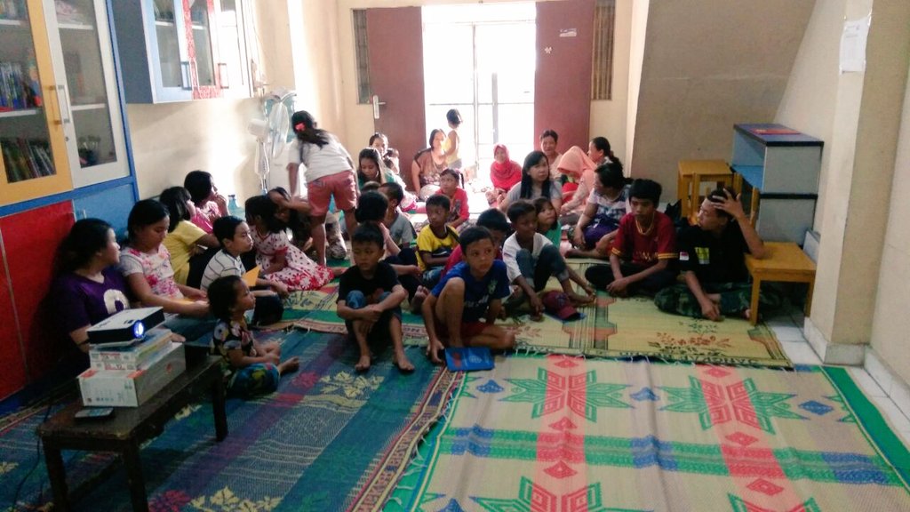 sobatkolong's tweet photo. Hooray. Kelas sudah dimulai. Kakak yang masih dijalan, merapat yuk. Adik adik kangen kalian nih.
Have a nice day. ;) https://t.co/ZyWVRZ5lMO