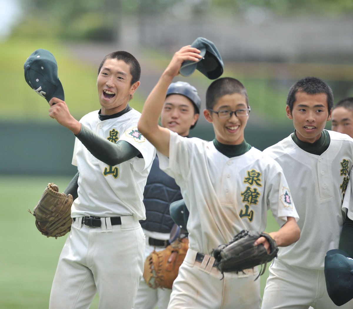 日刊スポーツ新聞社東北取材班 宮城 大会2回戦で泉館山が昨夏の準優勝校 古川工を2 1で破り 3回戦に進出 5回にあげた2点を守りきりました 強豪に競り勝ち 試合終了後のナインは笑顔いっぱいでした 高校野球 宮城 泉館山