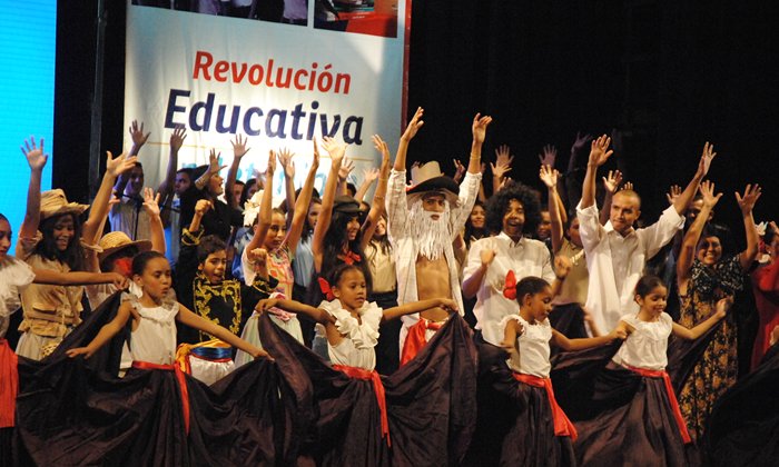 mineducacion_ve's tweet photo. Estudiantes de nuestros grupos estables llevaron cultura popular al Teatro Nacional https://t.co/Tb7WJcNs7R https://t.co/ZAZleEkhEk