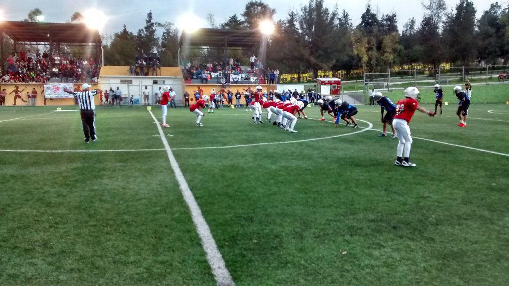Balaamman's tweet photo. Friday Night Lights #again #LeonesAC https://t.co/EdEuFn86vc