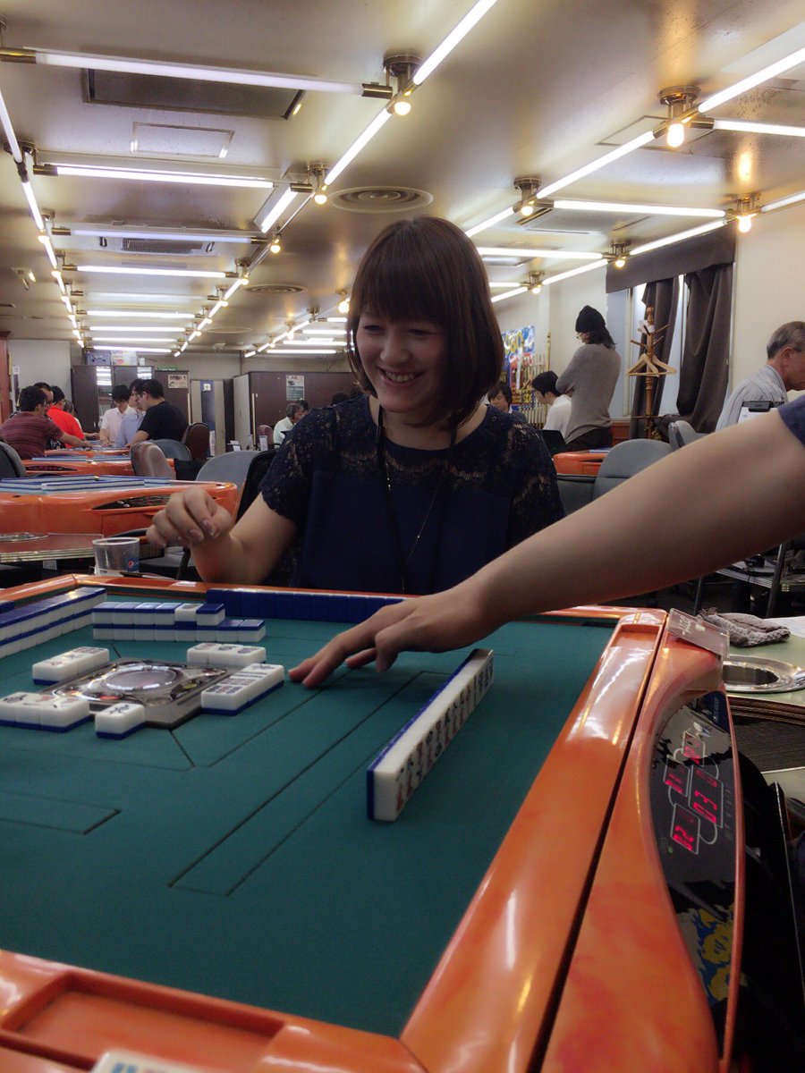 本日のゲストは、元近鉄バッファローズの加藤哲郎さんと、日本プロ麻雀連盟の稲岡ミカプロでーす♪
19時までいらっしゃいます！

お陰様で同卓予約は満席ですが、麻雀は遊んで頂けますし、観戦も自由なのでご来店お待ちしてまーす！