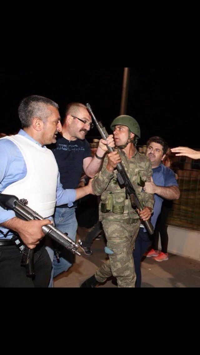 Dünya tersine dönse de bu görüntüleri görmeseydik, bu kara gece yaşanmasaydı..