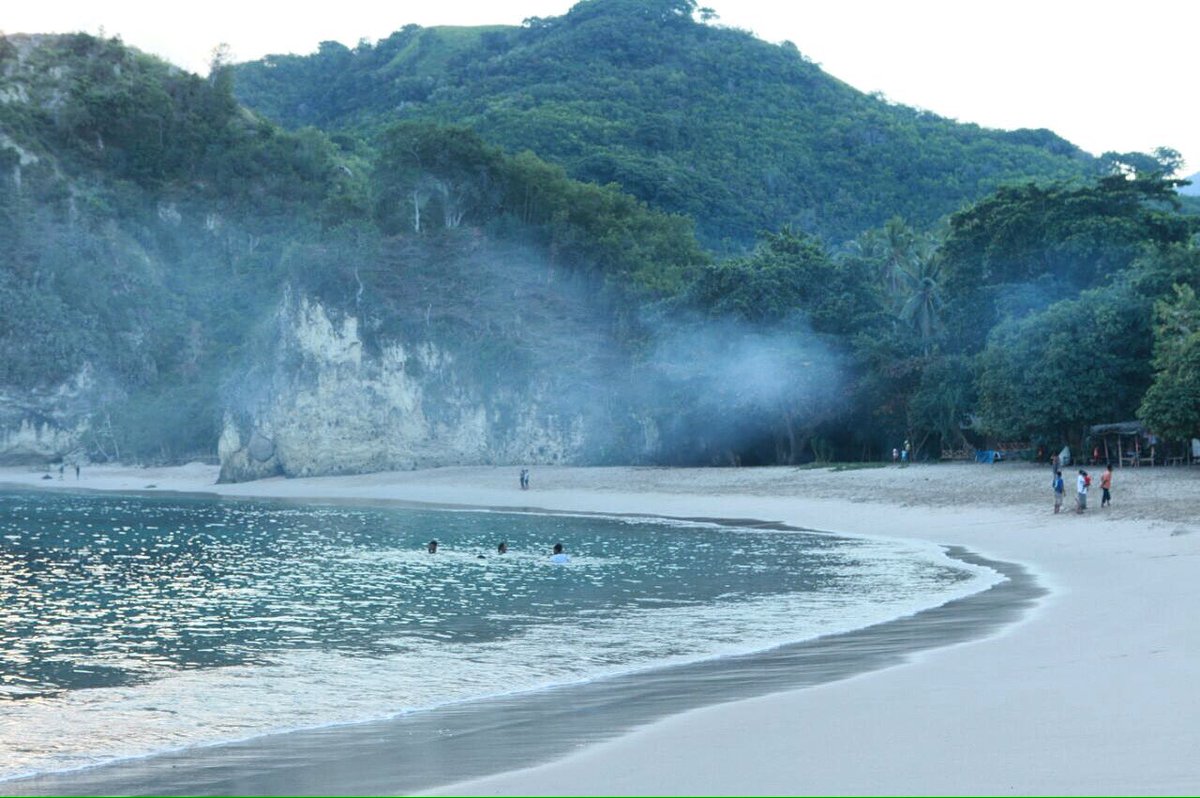 MenujuTimur's tweet photo. Pantai tersembunyi yang menawarkan pemandangan surealis; pantai Koka, Maumere. https://t.co/8JZXYs1WEu
