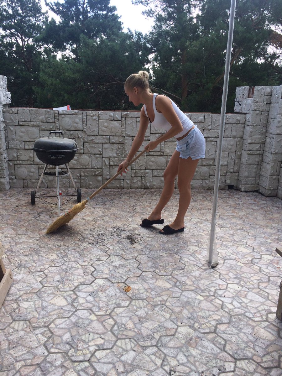 Убираемся, Мама скоро должна приехать😂