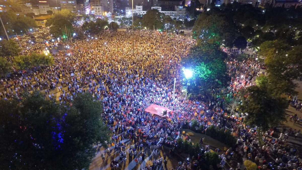 BY's tweet photo. Başbakanımız: "Vatandaşlarımız meydanları boş bırakmasınlar. Emin oluncaya kadar meydanlarda kalmaya devam etsinler" https://t.co/ElHuqz6h0g
