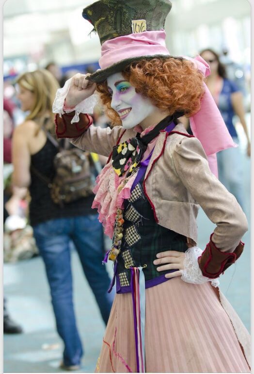 TimBurtonsAIice's tweet image. Im Alice Hightopp! I'm in love w/Tarrant! I'm a Mad Hatter too! I check time for tea! I also 💜 Tim, Helena &amp;amp; Johnny!