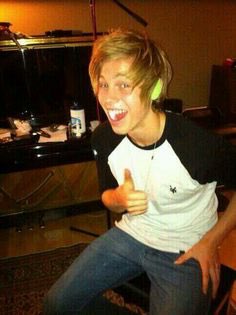 5SOShelpersWW's tweet photo. HAPPY BIRTHDAY @Luke5SOS !!💖
I refuse to believe you're 20 so I'm just gonna say you're still 16😅
-Belle https://t.co/J757cViaIl