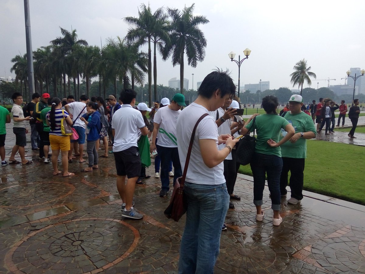 KarnikaaMayang's tweet photo. Masih rameeee nih, ada anak-anak #GrabPokemon juga cc @GrabID https://t.co/0q7CjBqTAY