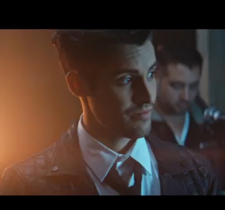 immortalgayys's tweet image. Gerry looked great in the "Something New" Music video