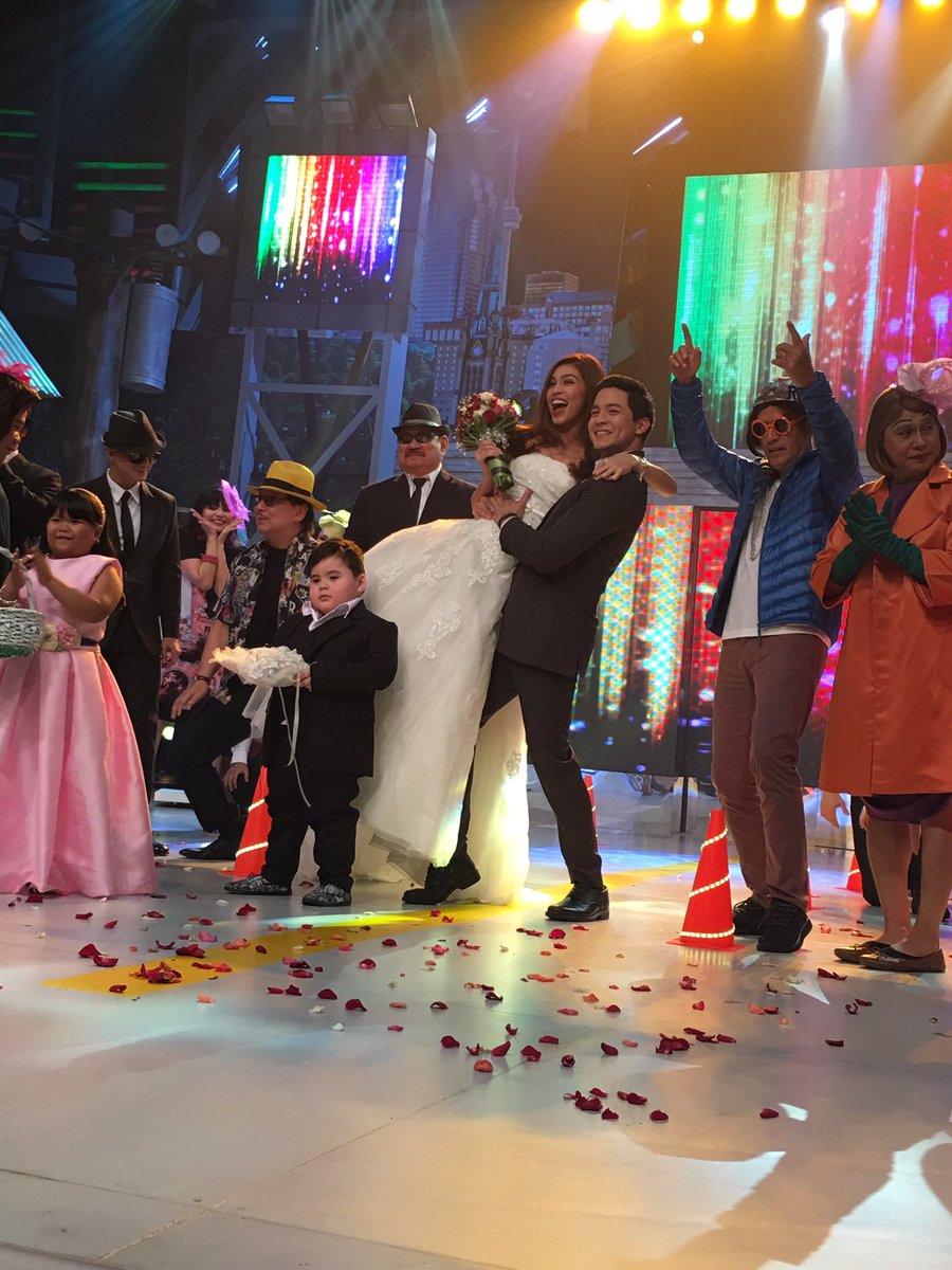 EatBulaga's tweet photo. Kung ganito kasaya ang wedding picture niyo? #ALDUB1stAnniversary https://t.co/wsK9R5iSNs