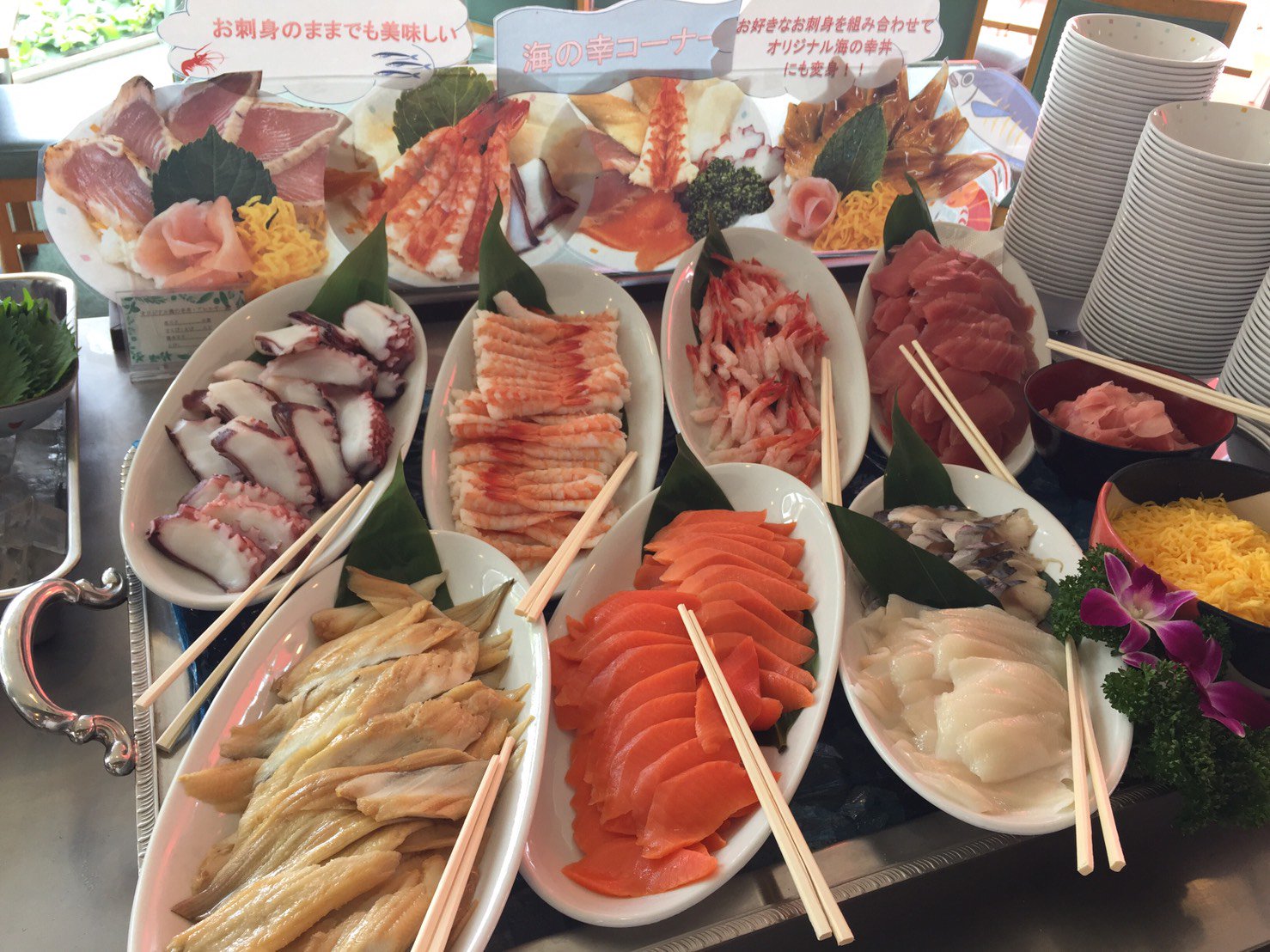 横浜 八景島シーパラダイス公式 バイキングレストラン パラダイスキッチン に海の幸コーナーが誕生 マグロ サーモン 穴子など10種類 オリジナル丼が作れますよ O ご来店お待ちしてます レストランプラザａ棟１ｆ シーパラ 八景島