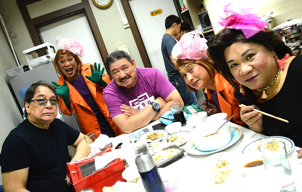 EatBulaga's tweet photo. Kain muna habang commercial break 

#ALDUB1stAnniversary https://t.co/DVI1GTAFH1