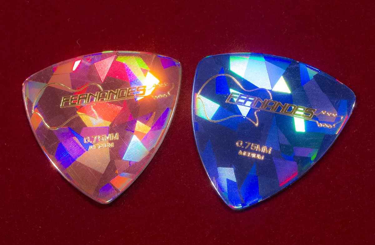山野楽器 ロックイン難波 En Twitter ロックイン 難波 ピック今日の一枚 大阪フェルナンデス限定のダイアモンドシリーズをご紹介 厚さ0 75mmのミディアムでブルーとピンクの2色にゴールドでravelleのシルエットを刻印 この輝きでお値段は一般的なピックと同じです