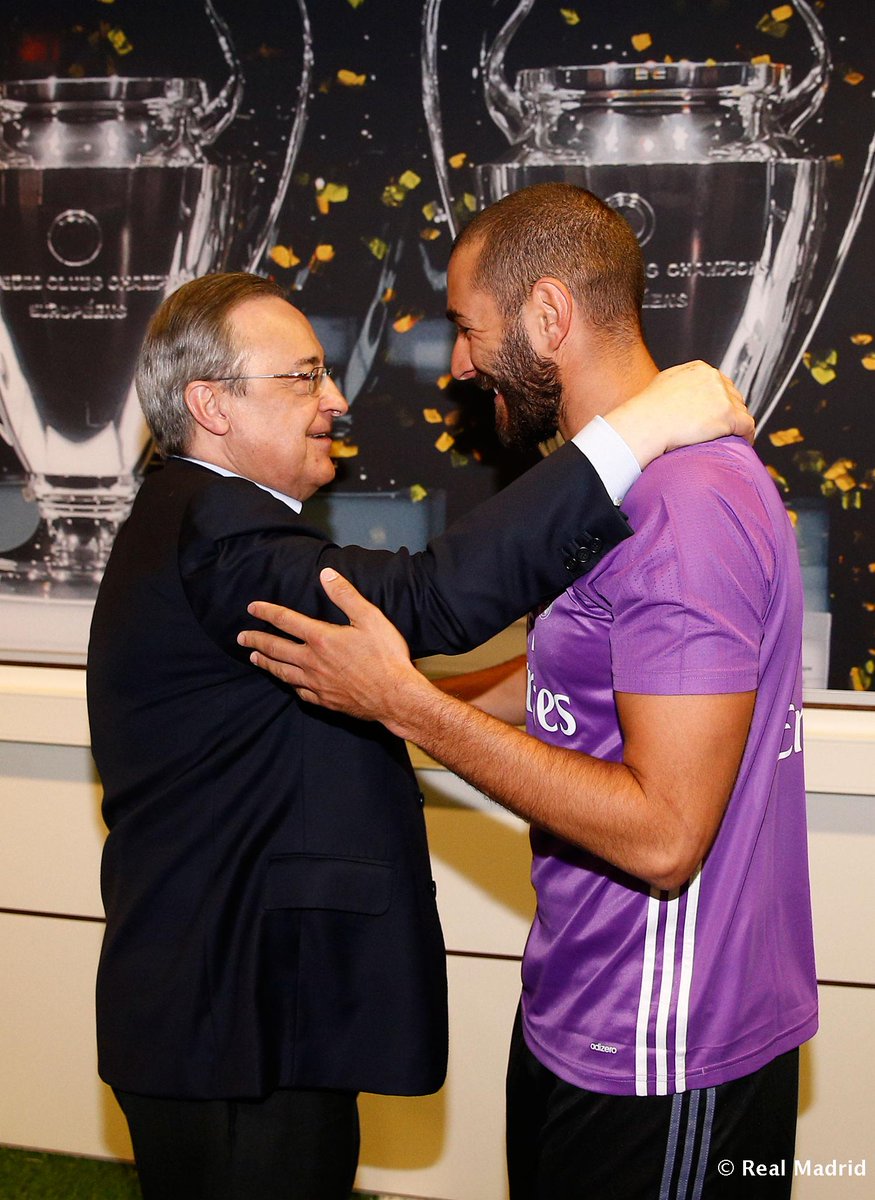 realmadrid's tweet photo. 👋😀💪
¡Florentino Pérez recibió al equipo a su regreso a #RMCity!

#HalaMadrid https://t.co/VbVxSRWdNu