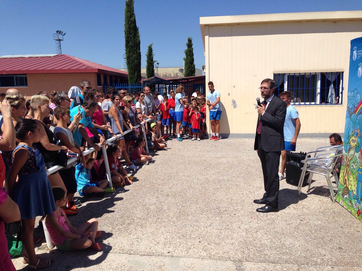 PacoPaloma's tweet photo. Enhorabuena a niñ@s q han participado en el Campus Fútbol "Ciudad de #Fuenlabrada"  @JuventudFuenla @cdelugofuenla https://t.co/Cu79LtsloH