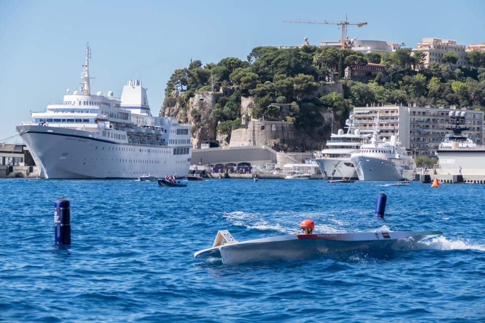 Zigzag in de slalom. De in 2012 voor Liandon ontworpen&amp;gebouwde zonneboot doet t nog prima.