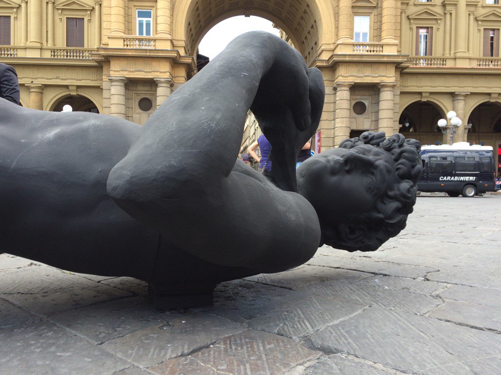 FestaCultura's tweet photo. @DarioNardella "Un simbolo del dolore e del lutto che stiamo vivendo. Contro l'odio. Per la libertà. #BlackDavid" https://t.co/mze4bgDtJ5