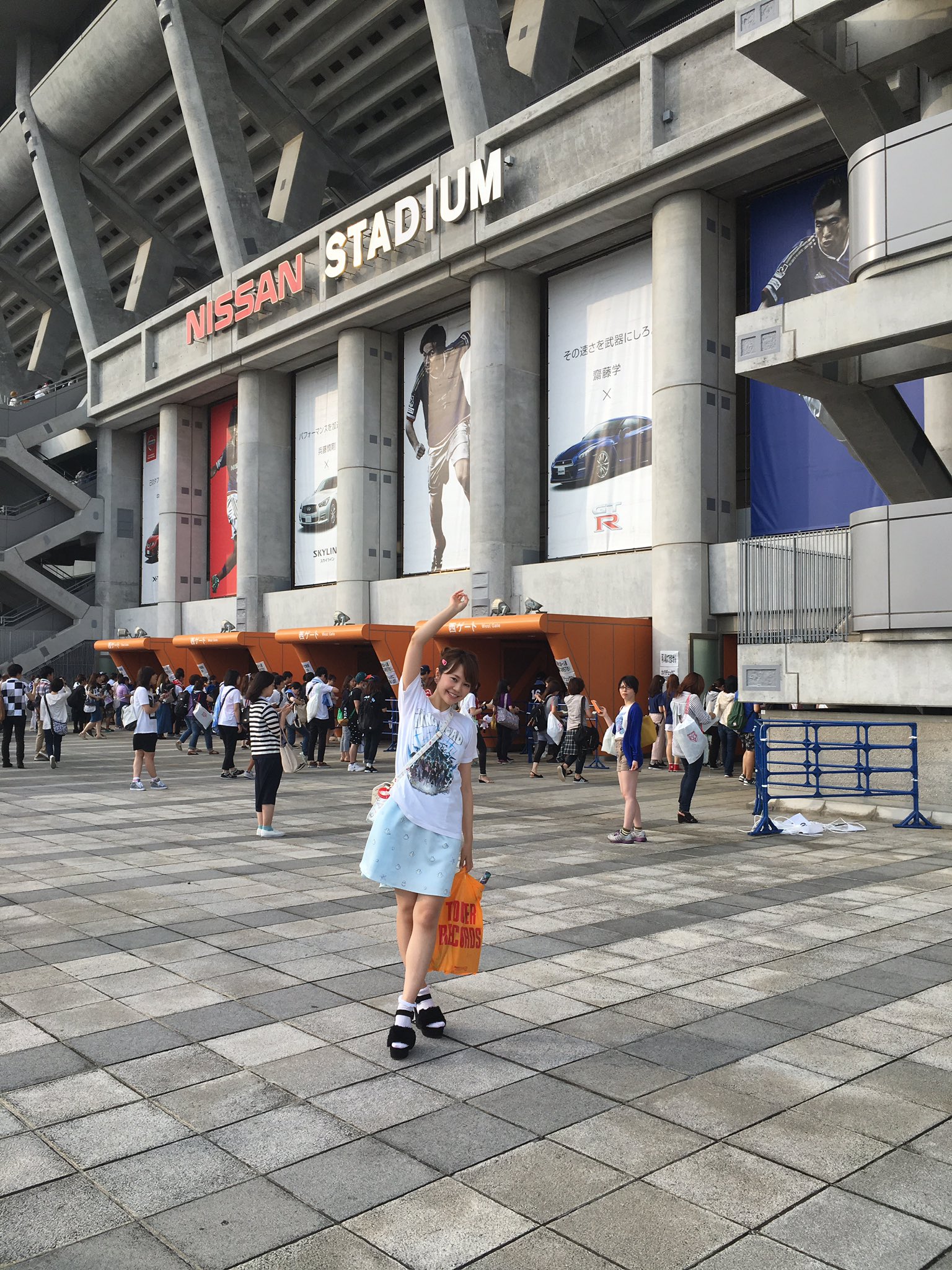 直井香 Bump Of Chicken 日産スタジアムライブ1日目 N 二階席だけどステージ近かったー これから中華街で遅めのお夕飯かな Bfly Yok T Co Syjj18hxzf Twitter
