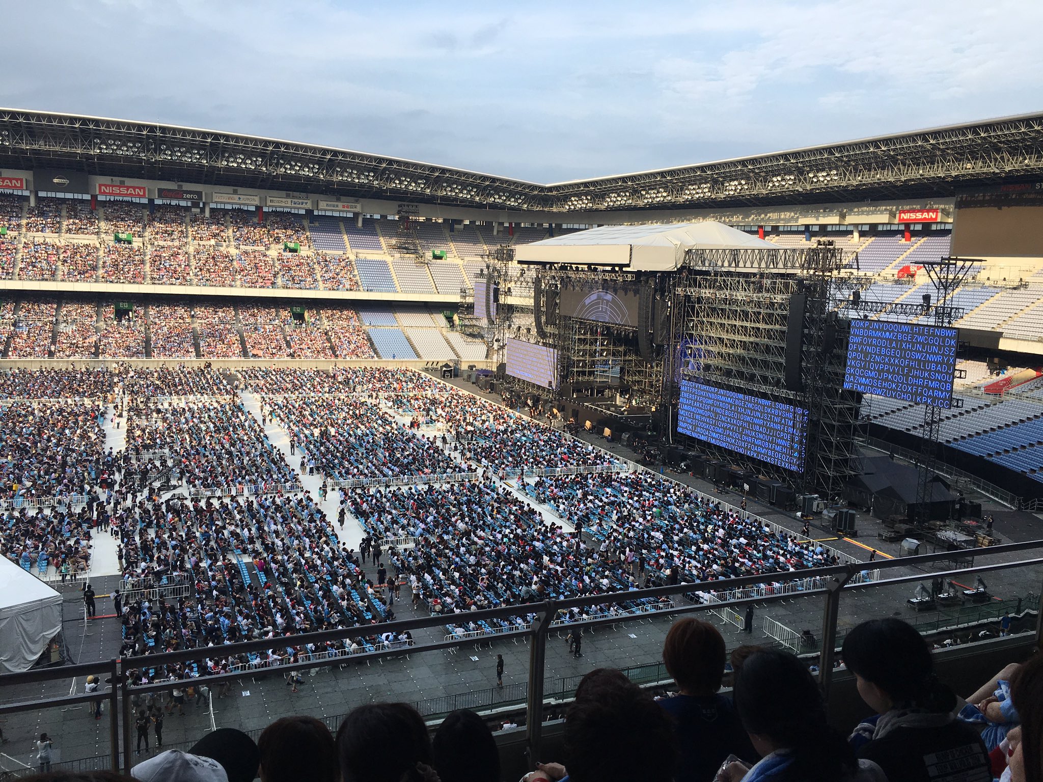 直井香 Bump Of Chicken 日産スタジアムライブ1日目 N 二階席だけどステージ近かったー これから中華街で遅めのお夕飯かな Bfly Yok T Co Syjj18hxzf Twitter