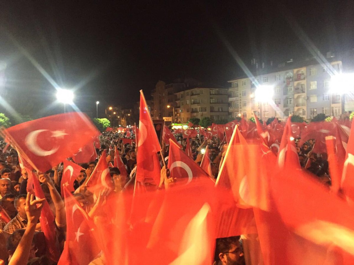 Bu kahraman milletin sade bir ferdi olmak onur olarak yeter.