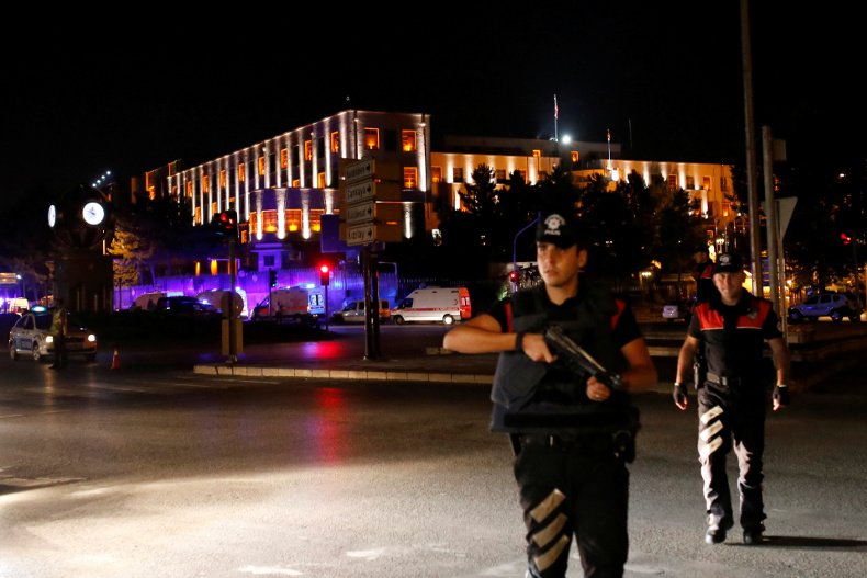 RTenfrancais's tweet photo. #Turquie : les soldats putshistes ayant envahis la chaîne #cnnturkey arrêtés https://t.co/N8RFsVgtNs https://t.co/0M6r6MMHn0