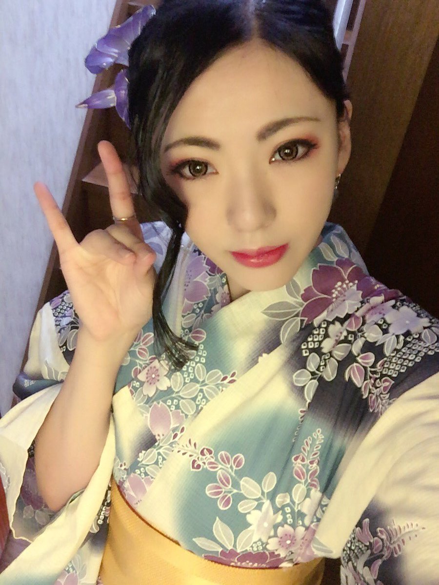 砂月馨 Kei 今日は浴衣でお出掛け 帯はしだれ桜 髪型はお団子に簪で華やかに これは実は刀剣乱舞イメージ簪なのだよ ᴗ 浴衣 簪 彩竜夢 Sairiumu03 さん