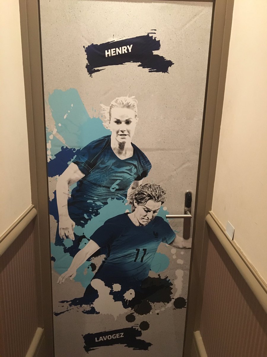 amandinehenry6's tweet photo. Vous ne trouvez pas que nous avons une belle porte de chambre avec ma coloc @ClaireLavogez14 ? 😃🇫🇷 #Olympics2016 https://t.co/xvVrZHjO5W