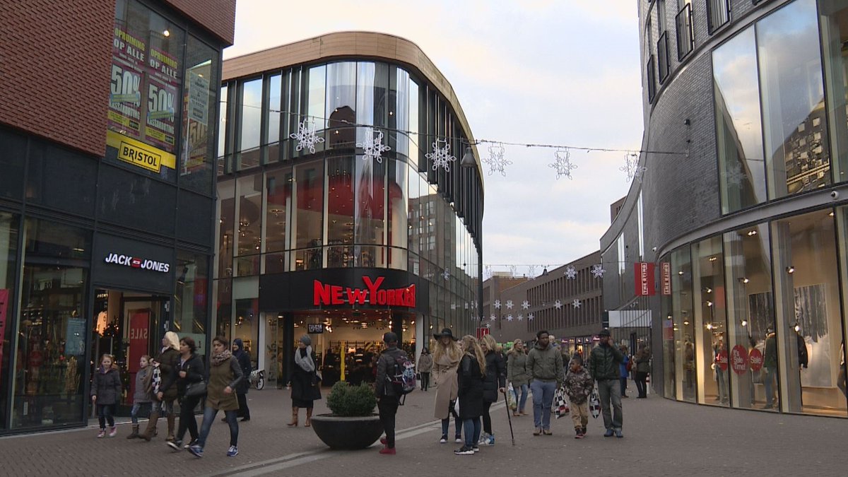 OmroepFlevoland's tweet photo. Volgens ondernemers in het Stadshart van Lelystad is het aantal bezoekers toegenomen https://t.co/Okehs7D0xO https://t.co/4uGrnnX4BI